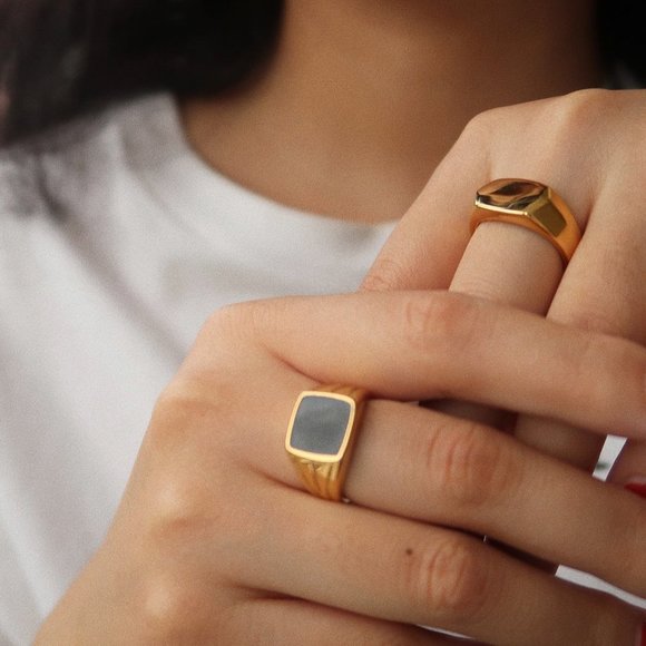 NEW 18K Gold Plated Black Square Signet Ring - Picture 3 of 8